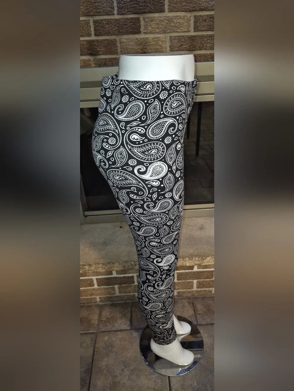Just Cozy Fleece Leggings Women’s Black & White Paisley M/L